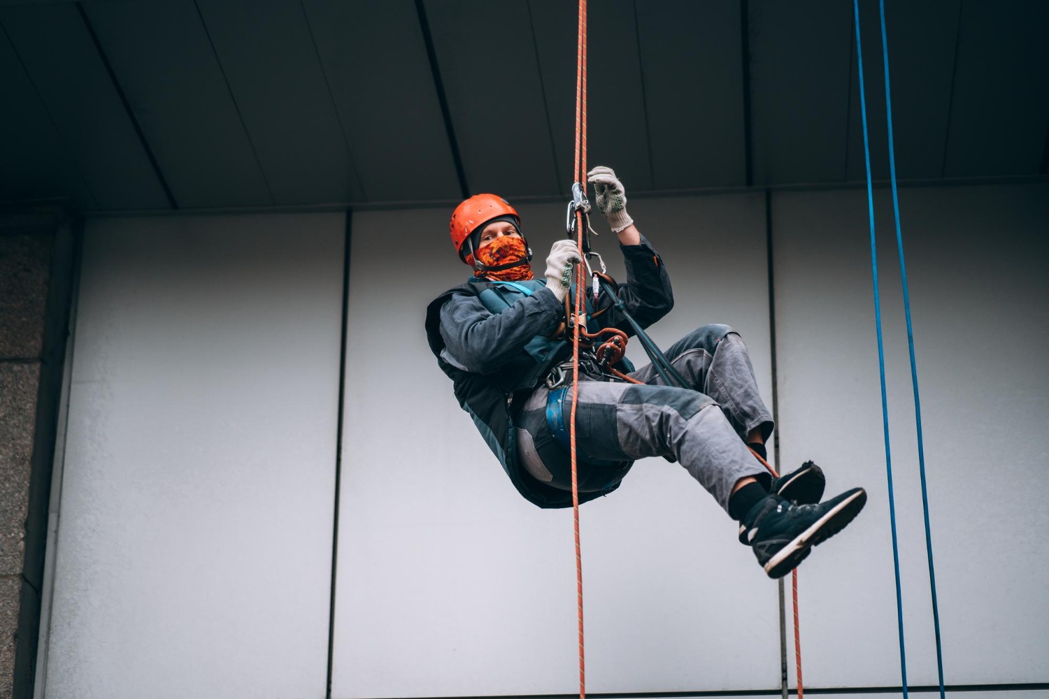 industrial-climber-uniform-helmet-rises