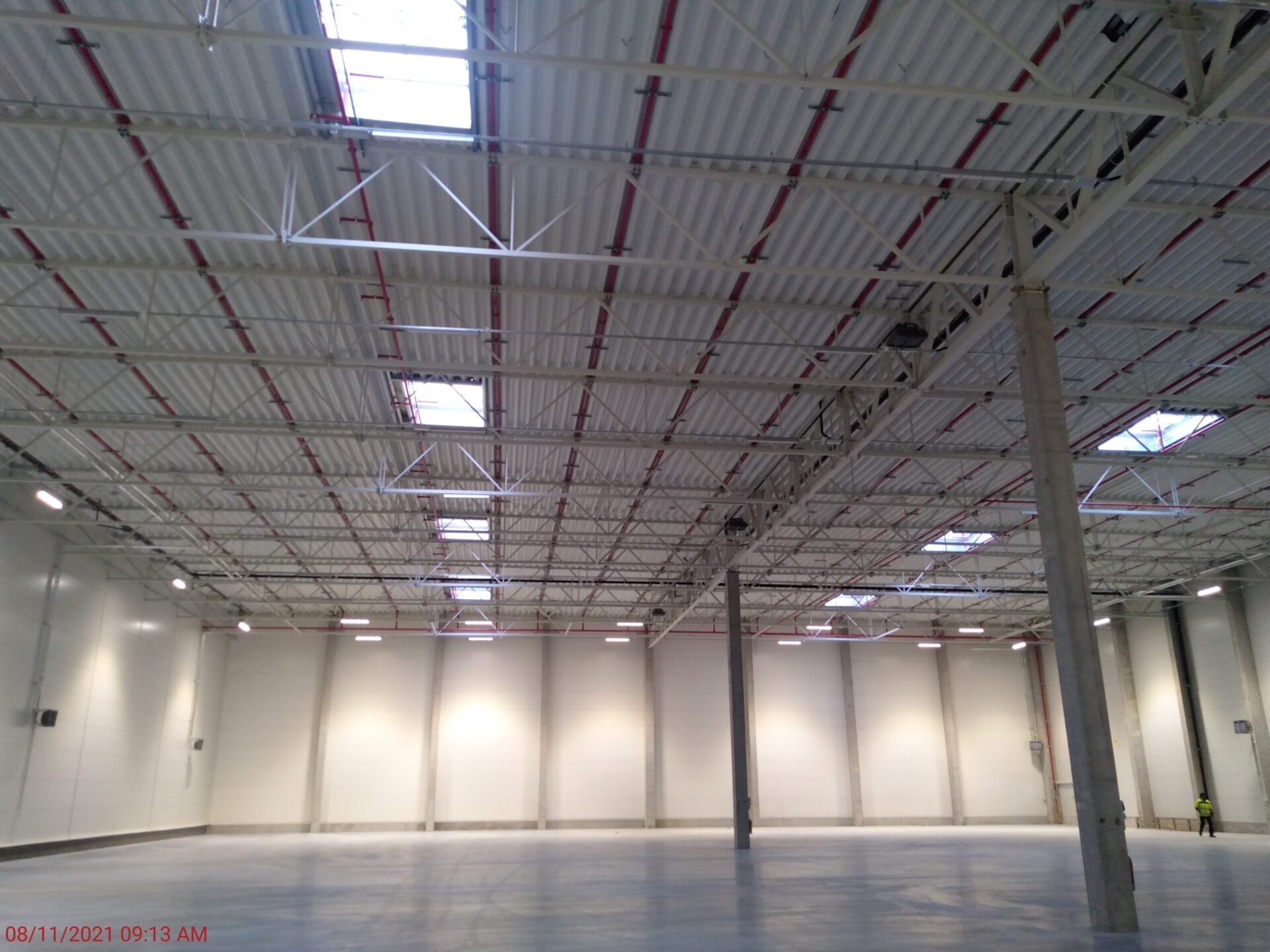 instalacja tryskaczowa na suficie hali przemysłowej