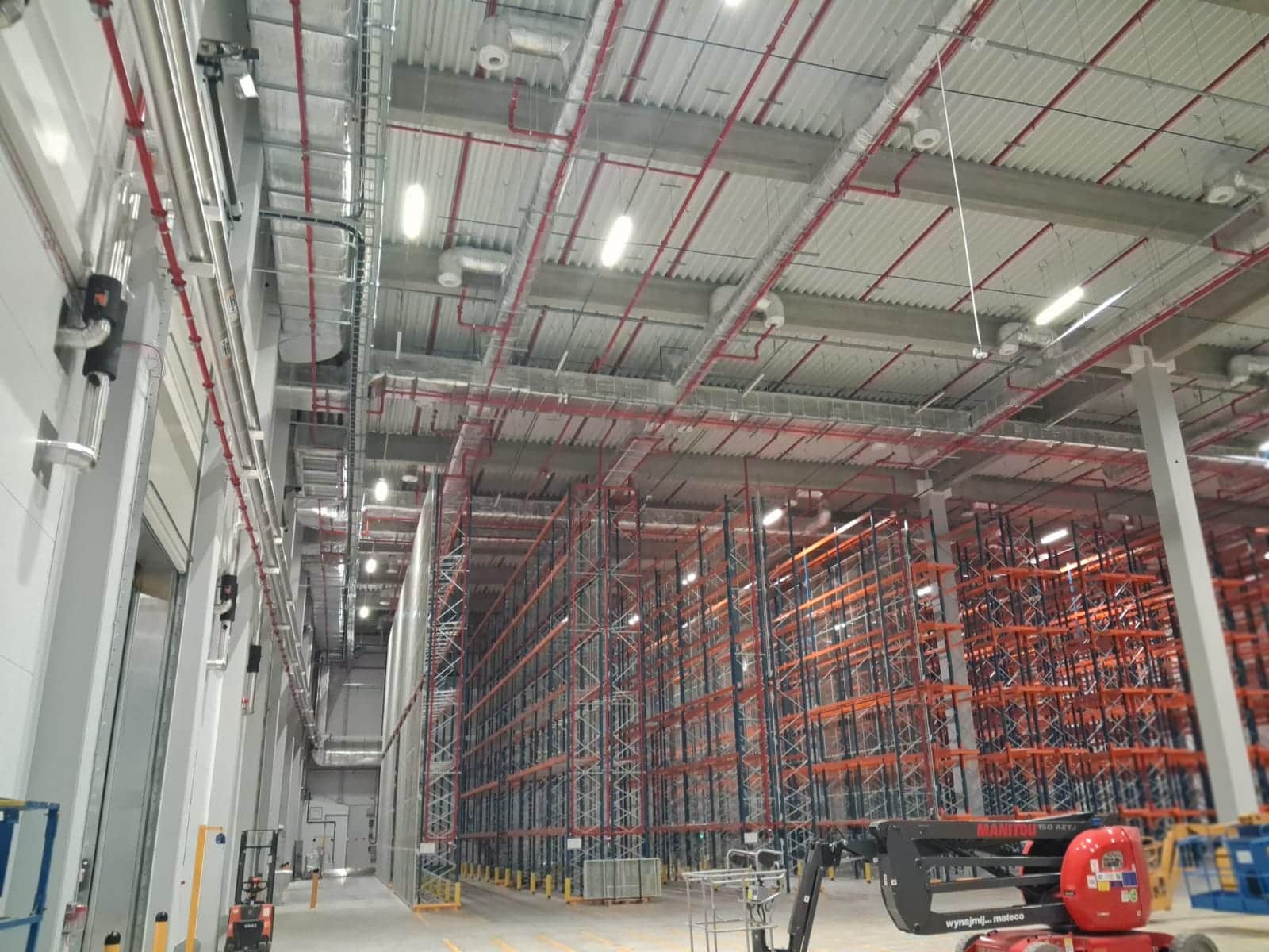 system zraszający w hali magazynowej widok na sufit